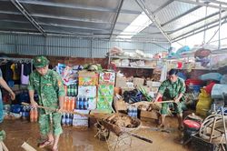 Quân đội chung tay giúp đỡ nhân dân khắc phục hậu quả mưa lũ