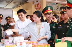 Khám, cấp thuốc miễn phí cho hơn 600 người dân vùng biên giới Việt - Lào