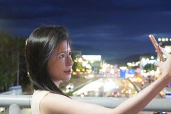 Cầu đi bộ lâu năm giữa lòng Đà Nẵng thu hút đông bạn trẻ đến check-in