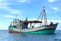 Tàu cá dùng số hiệu giả chở 20 tấn hải sản trên biển Tây Nam