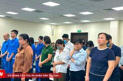Hầu t&ograve;a v&igrave; nhận hối lộ khi thẩm định, cấp ph&eacute;p cơ sở y tế v&agrave; nh&agrave; thuốc
