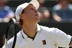 Sinner hạ 'máy giao bóng' Struff, đoạt vé bán kết Wimbledon