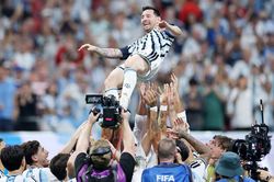 Messi phá kỷ lục kiến tạo, được đồng đội công kênh ăn mừng