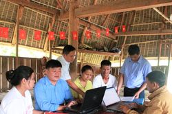Cán bộ xã mang 'bộ phận một cửa' về nhà rông