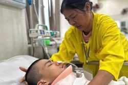 Người mẹ bệnh tim bất lực nhìn con trai duy nhất giành giật sự sống