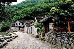 Ngôi làng 600 năm nằm dưới đáy hố sụt sở hữu hệ thống thoát nước độc nhất vô nhị