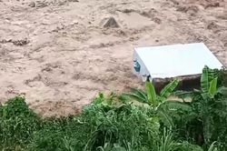 Clip ngôi nhà hai tầng đổ sập xuống dòng nước lũ