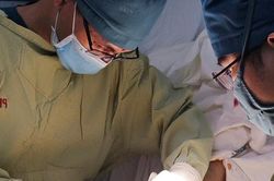 10 giờ cân não cứu bàn tay của nam thanh niên gặp nạn trong ngày đầu đi làm