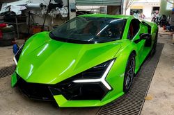 Lamborghini tự chế từ bùn và xe Nissan cũ của nhóm YouTuber Việt lên báo ngoại
