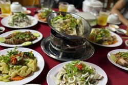 Cô gái tủi thân khi em thi tốt nghiệp 23 điểm được mẹ khao to, tặng điện thoại