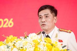 Đại t&aacute; c&ocirc;ng an: Kẻ địch ẩn m&igrave;nh sau d&ograve;ng dữ liệu, từng t&agrave;i khoản ảo tr&ecirc;n mạng