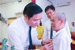 Phó Bí thư Thường trực Tỉnh ủy Hoàng Nghĩa Hiếu trao tặng Huy hiệu Đảng tặng đảng viên phường Cửa Lò