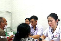 Bệnh viện Quân y 4 khám bệnh, cấp thuốc miễn phí cho người dân vùng biên Nghệ An