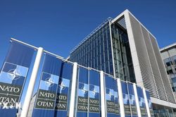 Bất đồng giữa Mỹ v&agrave; c&aacute;c đồng minh phủ b&oacute;ng Hội nghị thượng đỉnh NATO