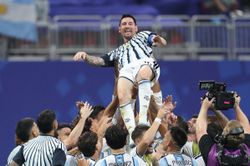Messi thiết lập hàng loạt cột mốc lịch sử sau màn ngược dòng kỳ vĩ của Argentina