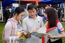 Tuyển sinh đại học 2026: Thêm nhiều trường công bố điểm sàn nhận hồ sơ xét tuyển