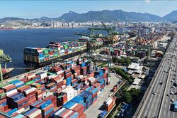 IMF hạ dự b&aacute;o tăng trưởng to&agrave;n cầu năm 2026 do xung đột Trung Đ&ocirc;ng