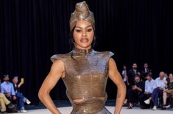 Bộ váy 'áo giáp' khiến Teyana Taylor chật vật ở Tuần lễ Thời trang Paris