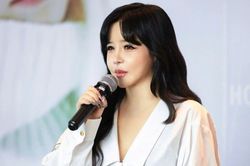 Park Bom tuy&ecirc;n bố chuyển hướng