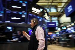 Nasdaq lao dốc vì AI, giá dầu tăng vọt hơn 5%