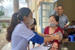 Những áo trắng tình nguyện
