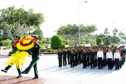 Thượng tướng Lê Quang Minh viếng Nghĩa trang liệt sĩ tỉnh và Đền tưởng niệm Anh hùng liệt sĩ và Người có công tỉnh