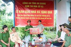 Cụm Thi đua số 3 Công an tỉnh An Giang bàn giao nhà cho nhân viên lao động hợp đồng