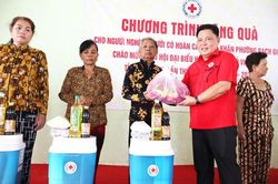 Hội Chữ thập đỏ tỉnh An Giang tặng 100 suất quà cho người dân phường Rạch Giá