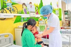 Bắc Ninh: Kịp thời nội soi gắp chùm chìa khóa trong dạ dày bé trai 30 tháng tuổi