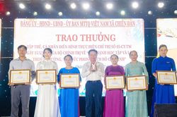 Hết lòng vì nhân dân
