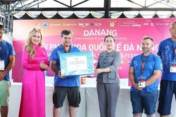 L&atilde;nh đạo th&agrave;nh phố Đ&agrave; Nẵng động vi&ecirc;n hai đội ph&aacute;o hoa trước thềm chung kết DIFF 2026