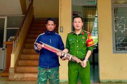 Người dân xã Ia Hrung tự nguyện giao nộp vũ khí tự chế