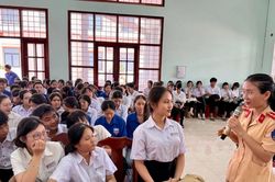 Tuyên truyền pháp luật cho gần 500 học sinh ở xã Hòa Hội
