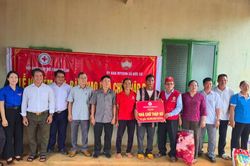 Bàn giao 2 căn nhà Chữ thập đỏ cho hộ nghèo ở xã Đức Cơ