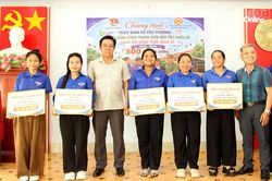 Trao gà giống hỗ trợ thanh niên đồng bào dân tộc thiểu số phát triển sinh kế