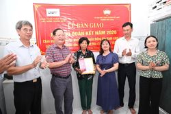 Ủy ban MTTQ Việt Nam phường Nha Trang bàn giao nhà Đại đoàn kết cho 2 hộ dân