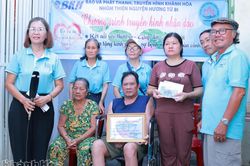 Trao hỗ trợ 47,5 triệu đồng cho gia đình công nhân bị đột quỵ