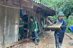 Bộ đội Bi&ecirc;n ph&ograve;ng tỉnh gi&uacute;p nh&acirc;n d&acirc;n khắc phục hậu quả mưa lũ