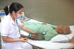 Giữ sức khỏe tuổi già mùa nóng
