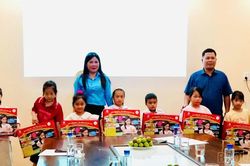 Li&ecirc;n đo&agrave;n Lao động tỉnh trao tặng b&uacute;t học tiếng Anh cho con đo&agrave;n vi&ecirc;n, người lao động c&oacute; ho&agrave;n cảnh kh&oacute; khăn