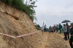 Ph&aacute;t hiện bom khi thi c&ocirc;ng đường giao th&ocirc;ng n&ocirc;ng th&ocirc;n tại th&ocirc;n Hồng B&ugrave;n