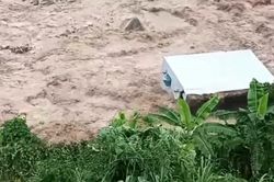 Nước lũ cuốn đổ ngôi nhà 2 tầng ở Lai Châu