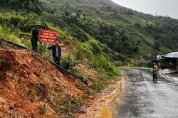 X&atilde; Tả Van cắm 14 biển cảnh b&aacute;o tại 11 điểm c&oacute; nguy cơ sạt lở