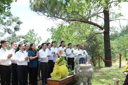 Đoàn công tác tỉnh Lào Cai dâng hương, viếng mộ Đại tướng Võ Nguyên Giáp