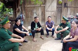 'Cột mốc sống' giữa lòng dân vùng cao