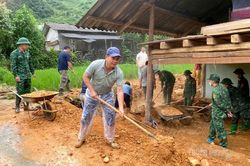 Lực lượng vũ trang xã Phố Bảng hỗ trợ người dân khắc phục hậu quả mưa lớn