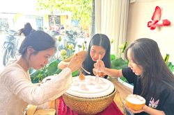 Phấn nụ cung đình thu hút bạn trẻ