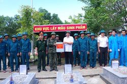 L&atilde;nh đạo TP. Huế thăm, động vi&ecirc;n lực lượng lấy mẫu sinh phẩm h&agrave;i cốt liệt sĩ