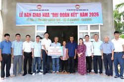 Bàn giao nhà 'Đại đoàn kết' và hỗ trợ các hộ dân bị ảnh hưởng do dông lốc ở Hương Trà
