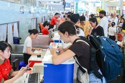 Chậm, hủy chuyến bay: Kh&aacute;ch c&oacute; thể được bồi thường tới 165 USD, h&atilde;ng phải ho&agrave;n v&eacute; đ&uacute;ng hạn